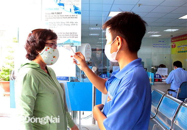 Bộ phận một cửa TP.Biên Hòa thực hiện các biện pháp đảm bảo an toàn trong phòng, chống dịch bệnh khi người dân đến giải quyết thủ tục hành chính (Ảnh chụp tháng 5-2021). Ảnh: Thảo Lâm