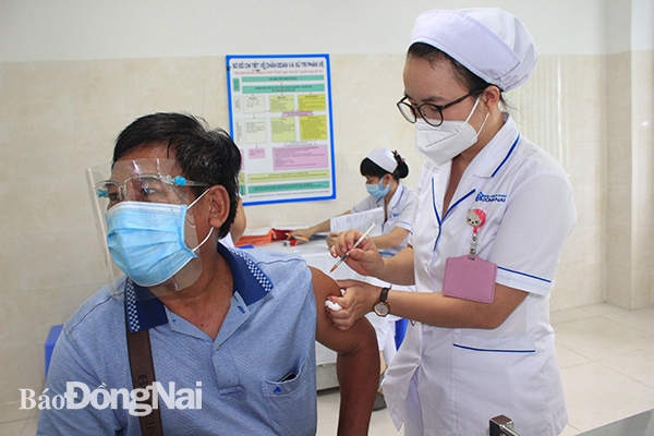 Tiêm vaccine phòng Covid-19 tại Bệnh viện Đa khoa Đồng Nai.
