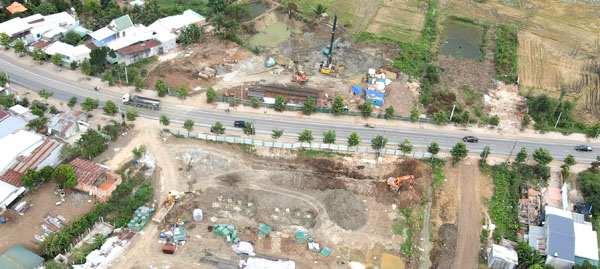 Đường tỉnh 765 đoạn từ ngã ba Suối Cát (H.Xuân Lộc) đến trung tâm xã Xuân Tây (H.Cẩm Mỹ) đã được đầu tư nâng cấp, mở rộng với quy mô 2 làn xe cơ giới và 2 làn xe thô sơ. Ảnh: p.tùng