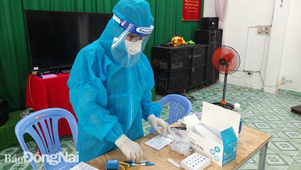 Nhân viên y tế Phòng khám đa khoa An Phúc Sài Gòn thực hiện xét nghiệm test nhanh lưu động đáp ứng nhu cầu của người dân   