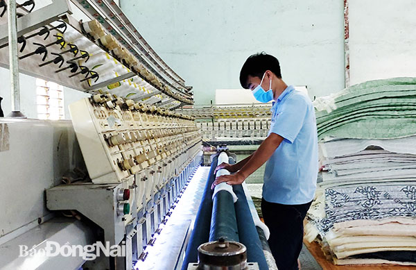 Công ty TNHH MTV Thế Linh (TP.Biên Hòa) thực hiện 3 tại chỗ nhưng chỉ duy trì được trên 40% số lao động. Ảnh: Khánh Minh