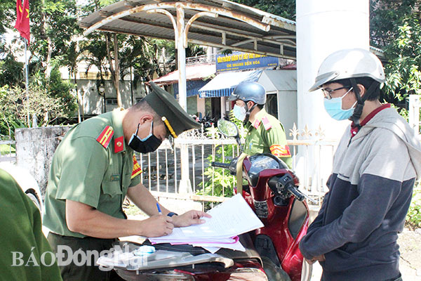 Tổ tuần tra, kiểm soát cơ động của Công an tỉnh lập biên bản xử phạt hành chính một trường hợp vi phạm Chỉ thị 16 của Chính phủ ở TP.Biên Hòa