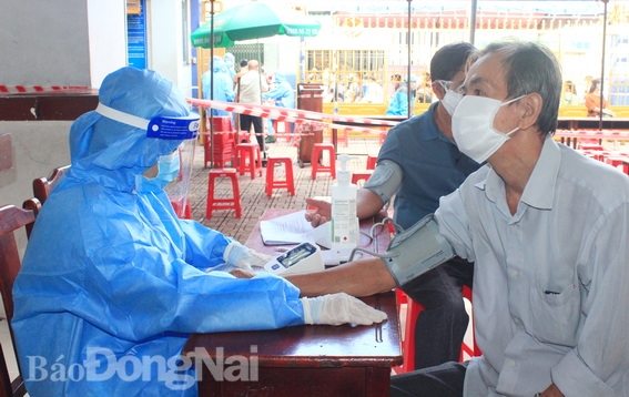 Khám sàng lọc trước tiêm vaccine cho người dân tại một điểm tiêm chủng trên địa bàn TP.Biên Hòa