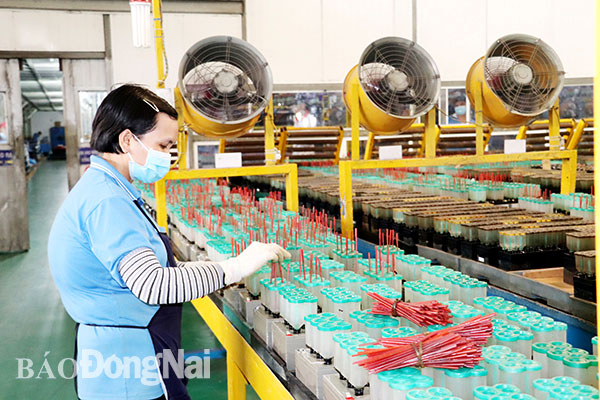 Nhiều khâu sản xuất tại Công ty TNHH Việt Nam Center Power Tech ở Khu công nghiệp Nhơn Trạch 2 cần rất ít lao động vì được tự động hóa. Ảnh: Hương Giang