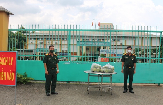 Thượng tá Bùi Tấn Mẫn trao tặng trái cây cho lực lượng tuyến đầu tại BVDC số 4 đóng tại H.Vĩnh Cửu
