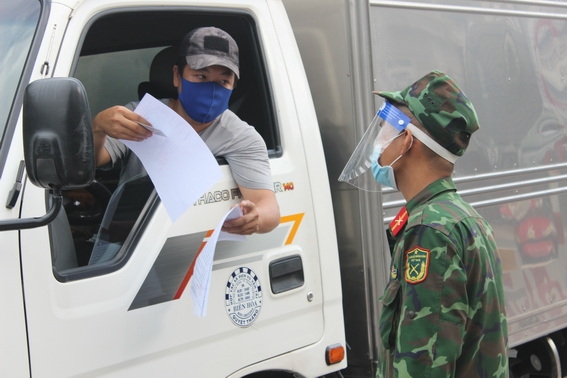 Lực lượng chức năng kiểm tra giấy đi đường, thông tin y tế tại TP.Biên Hòa.