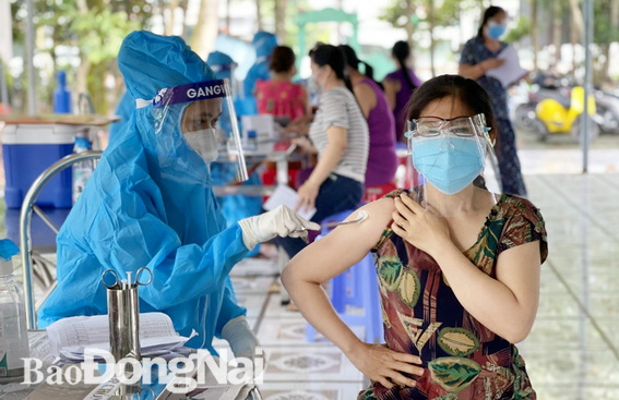 Nhân viên y tế tiêm vaccine phòng Covid-19 cho người dân xã Long Thọ, H.Nhơn Trạch