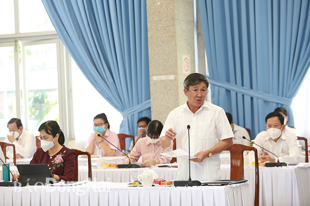 Chủ tịch UBND tỉnh Cao Tiến Dũng tặng bằng khen của UBND tỉnh cho TS.BS Nguyễn Đức Sơn, Tổ trưởng tổ công tác của Bộ Y tế tại Đồng Nai. Ảnh: Huy Anh