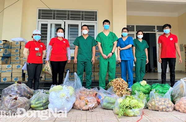 Hội Chữ thập đỏ tỉnh trao quà tại Bệnh viện dã chiến ở H.Vĩnh Cửu. (ảnh: Hoàng Nhung)