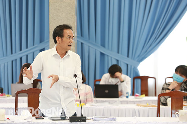 Bí thư Thành ủy Biên Hòa Võ Văn Chánh báo cáo tại cuộc họp. Ảnh: Huy Anh