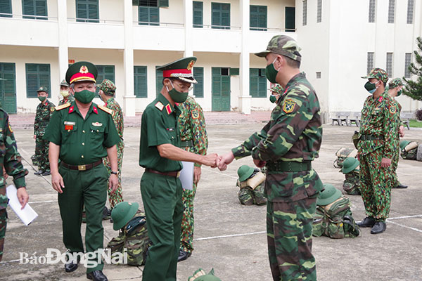 Thiếu tướng Lê Đức Thảo động viên cán bộ, học viên tham gia giúp Đồng Nai chống dịch. Ảnh: Quang Vinh