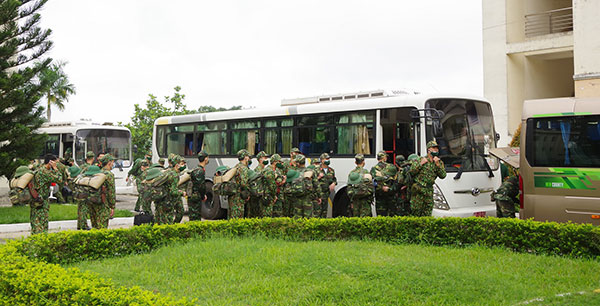 Cán bộ, học viên nhà trường lên đường về các địa phương Đồng Nai chống dịch. Ảnh: Quang Vinh