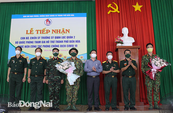 Thủ trưởng Bộ CHQS tỉnh và TP.Biên Hòa tặng hoa chúc mừng cán bộ, học viên tăng cường giúp thành phố chống dịch