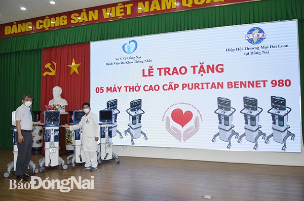 Ông Wu Ming Ying trao tặng 5 máy thở cao cấp cho Bệnh viện Đa khoa Thống Nhất ngày 7-9.