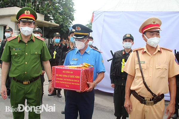  Thứ trưởng Nguyễn Quốc Hùng trào quà cho các cán bộ tham gia chốt trực.