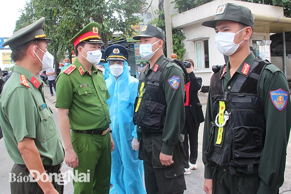 Thứ trưởng Nguyễn Quốc Hùng thăm hỏi, động viên các cán bộ làm nhiệm vụ