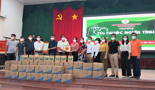 Chi Hội Doanh nhân trẻ huyện Long Thành trao tặng “Túi thuốc nghĩa tình” cho MTTQ huyện Long Thành để hỗ trợ điều trị bệnh nhân F0. (Ảnh Chi hội DNT Long Thành cung cấp)