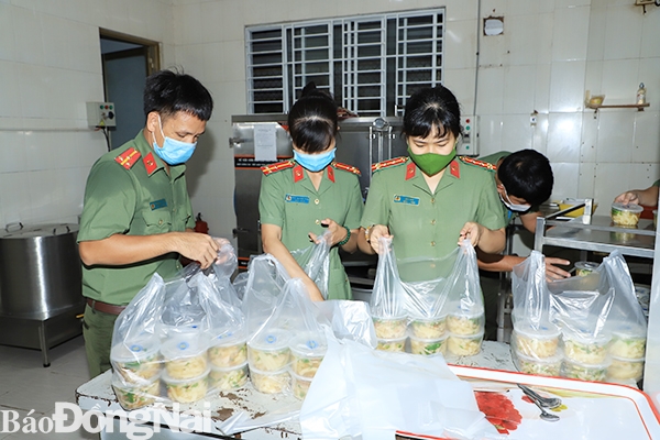 Những phần ăn đã được bếp ăn thanh niên hoàn thiện để chuẩn bị đi trao tại các chốt kiểm dịch trên địa bàn TP.Biên Hòa