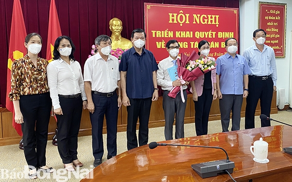 Các đồng chí lãnh đạo tỉnh và Ban Tổ chức Tỉnh ủy chúc mừng đồng chí Nguyễn Sơn Hùng