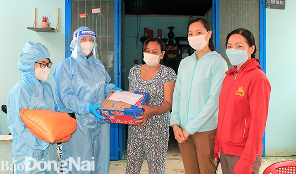  Bà Lê Thị Thái, Chủ tịch Hội LHPN tỉnh thăm, tặng quà hội viên phụ nữ có hoàn cảnh khó khăn tại H.Định Quán 