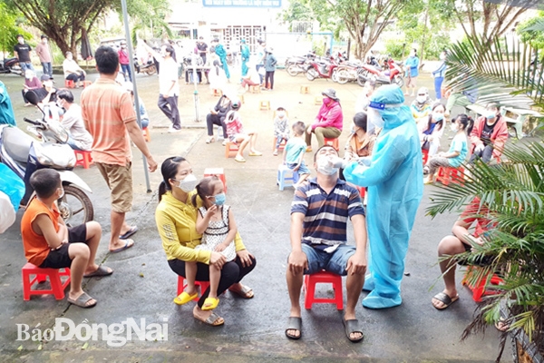 Người dân lấy mẫu test nhanh Covid-19 tại ấp Vĩnh An, xã La Ngà