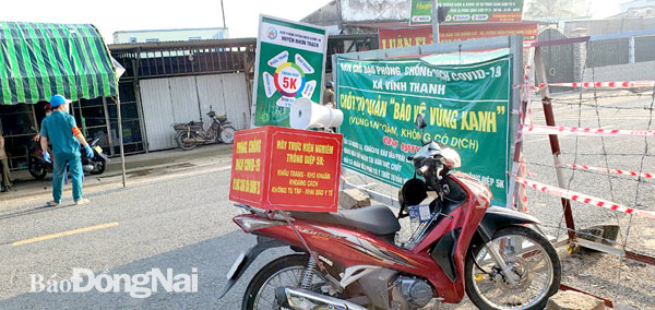 Thông tin về đường dây nóng của xã được tuyên truyền bằng loa lưu động tới người dân. Ảnh: CTV