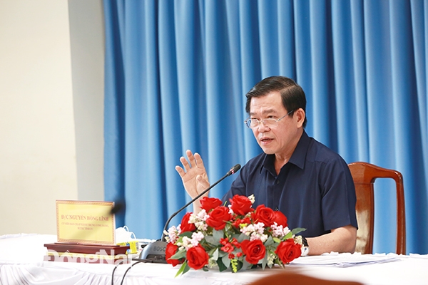 Bí thư Tỉnh ủy Nguyễn Hồng Lĩnh phát biểu chỉ đạo tại cuộc họp 