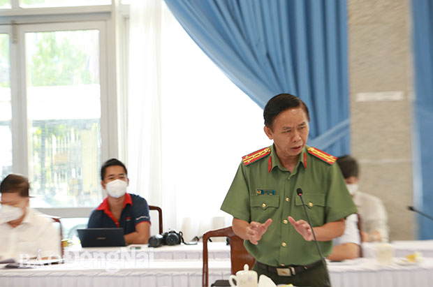 Đại tá Trần Tiến Đạt, Phó giám đốc Công an tỉnh phát biểu tại hội nghị. Ảnh: Huy Anh