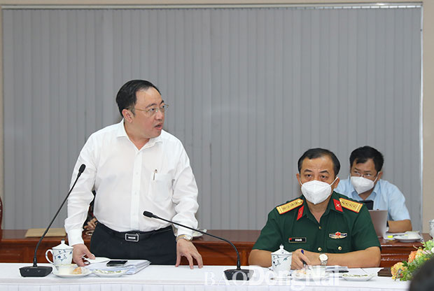 TS-BS Phan Huy Anh Vũ, Giám đốc Sở Y tế báo cáo tại buổi làm việc. Ảnh: Huy Anh