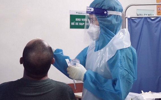 Lấy mẫu xét nghiệm SARS-CoV-2 tại Bệnh viện Hoàn Mỹ ITO Đồng Nai.