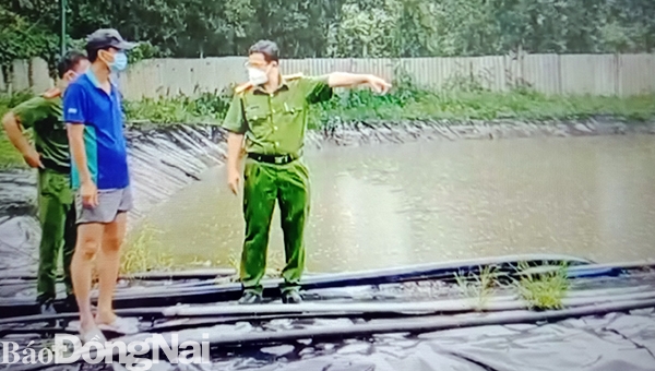 Thượng tá Trần Anh Sơn, Trưởng công an H.Xuân Lộc trực tiếp xuống hiện trường chỉ đạo điều tra, xử lý đối với hành vi xả thải gây ô nhiễm môi trường của hai cơ sở
