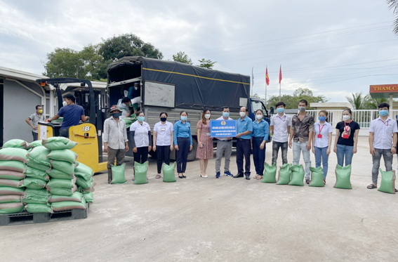 Liên đoàn lao động huyện Xuân Xộc tặng gạo cho công nhân may Việt Đức (trên địa bàn xã Xuân Tâm) Ảnh Hải Đình
