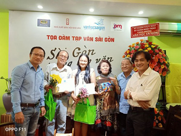 Nhà văn Phan Hoàng (bìa phải) tại lễ trao tặng thưởng thơ 1-2-3 tháng 5-2020 tại TP.HCM. Ảnh: TL