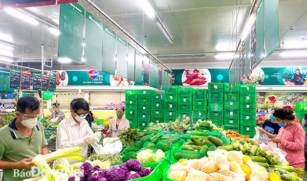 Người dân mua thực phẩm thiết yếu tại siêu thị MM Mega Market Biên Hòa trong thời gian giãn cách xã hội. Ảnh: Ngọc Liên