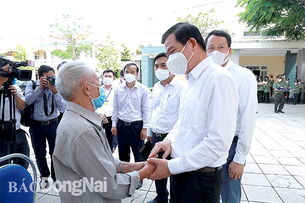 Đồng chí Nguyễn Hồng Lĩnh, Ủy viên Trung ương Đảng, Bí thư Tỉnh ủy, Trưởng ban Chỉ đạo phòng, chống dịch Covid-19 tỉnh trao đổi với người dân TP.Long Khánh về nâng cao ý thức phòng, chống dịch. Ảnh: C.Nghĩa