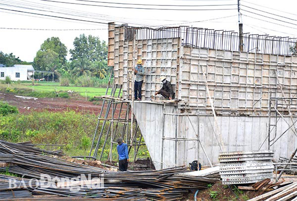 Thi công cống chui tuyến cao tốc Phan Thiết - Dầu Giây đoạn qua xã Suối Cát, H.Xuân Lộc. Ảnh: V.Nam