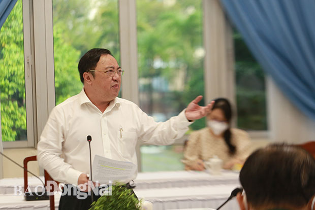 TS-BS Phan Huy Anh Vũ, Giám đốc Sở Y tế báo cáo tại cuộc họp. Ảnh: Huy Anh