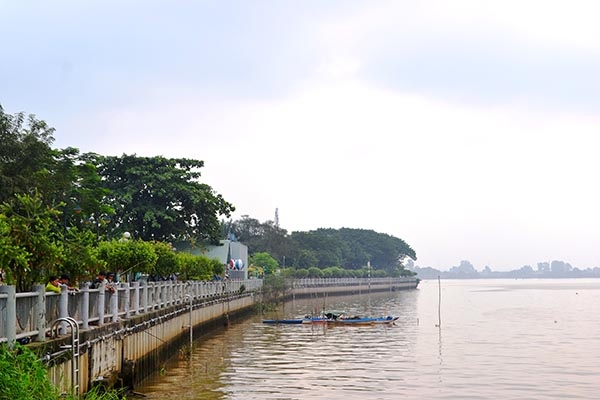 Tuyến kè ven sông Đồng Nai đoạn dọc đường Nguyễn Văn Trị là tuyến kè được đầu tư xây dựng tương đối đồng bộ. Ảnh: P.Tùng