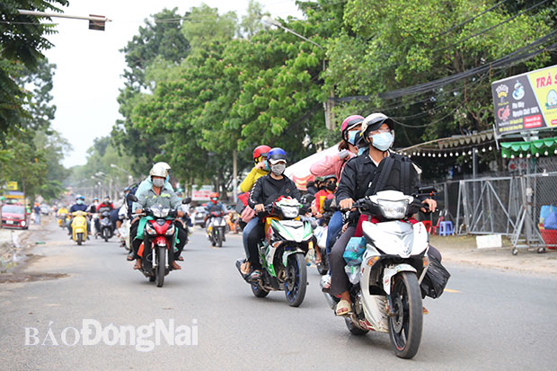 Đông đảo người dân từ TP.Biên Hòa đi xe máy về các tỉnh miền Tây trong chiều 5-10. Ảnh: Huy Anh