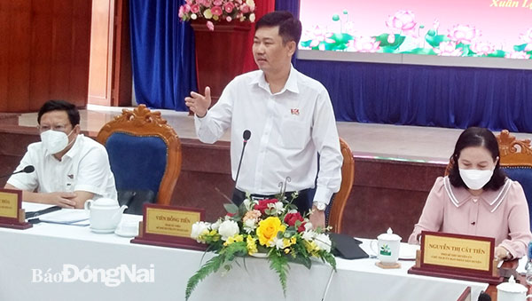 Bí thư Huyện ủy Xuân Lộc Viên Hồng Tiến phát biểu tại hội nghị