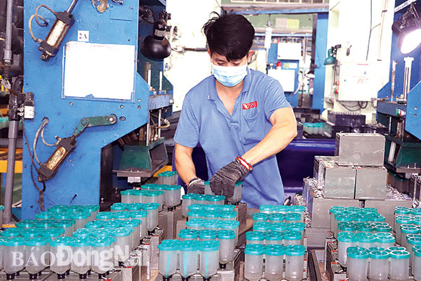 Công ty TNHH Việt Nam Center Power Tech ở Khu công nghiệp Nhơn Trạch 2 (H.Nhơn Trạch) vẫn cố gắng duy trì hơn 1 ngàn lao động làm việc trong các nhà máy. Ảnh: H.Giang