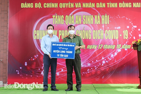 Công an tỉnh trao tặng biểu trưng 10 tấn gạo tỉnh huyện Long Thành