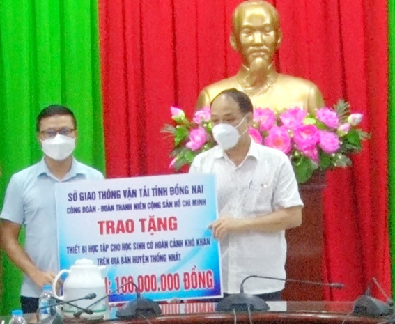 Đại diện Công đoàn Sở Giao thông - vận tải trao bảng tượng trưng số tiền 100 triệu đồng cho UBND huyện 