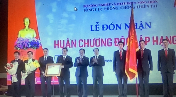 Thay mặt lãnh đạo Đảng, Nhà nước, Phó thủ tướng Lê Văn Thành trao tặng Huân chương Độc lập hạng Ba cho Tổng cục PCTT. Ảnh: B.N