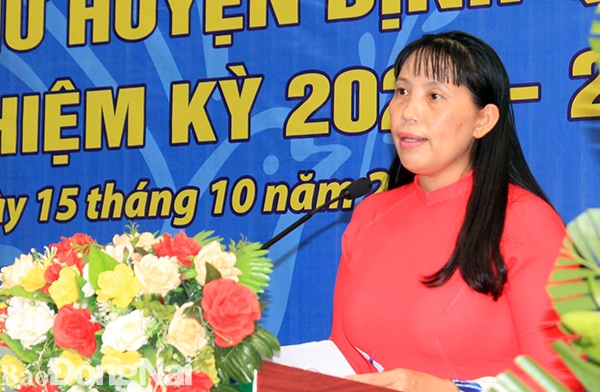 Bà Lê Thị Thái, Chủ tịch Hội LHPN tỉnh dự và phát biểu tại đại hội