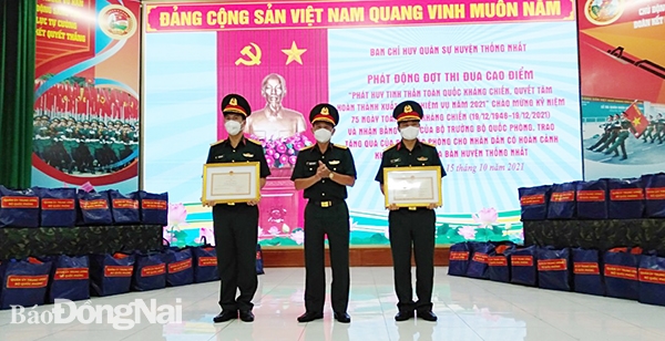 Đại tá Huỳnh Thanh Liêm trao nằng khen của Bộ Quốc phòng cho tập thể Ban CHQS H.Thống Nhất và cá nhân đồng chí Vũ Như Thật