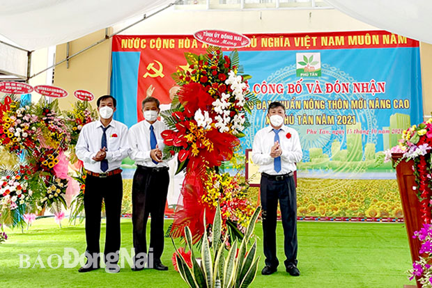 Phó bí thư thường trực Tỉnh ủy Hồ Thanh Sơn tặng hoa chúc mừng xã  Phú Tân