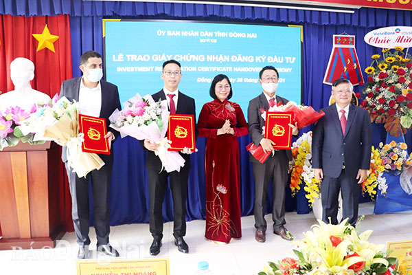 Phó chủ tịch UBND tỉnh Nguyễn Thị Hoàng trao giấy chứng nhận cho các nhà đầu tư nước ngoài vào cuối tháng 4-2021. Ảnh: H.Giang