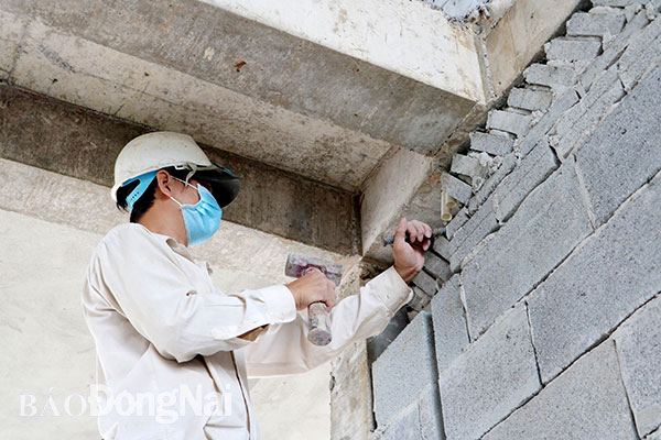 Công nhân thi công công trình xây dựng Trường mầm non số 3 tại khu tái định cư Lộc An - Bình Sơn, H.Long Thành. Ảnh: Q.Nhi