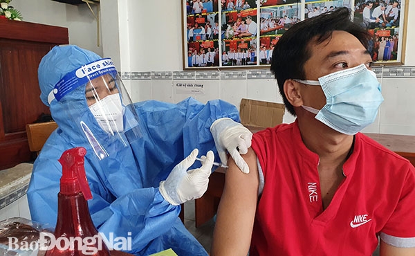 A local woman gets a Covid vaccine shot – PHOTO: VNA